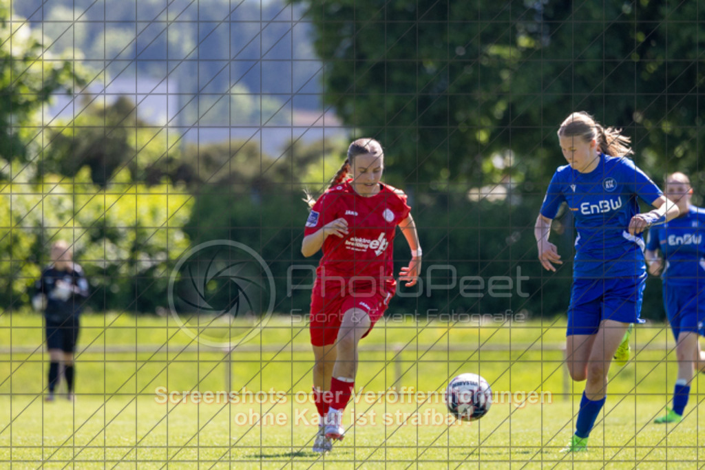 20250510_152325_0705 | Leyla Hirn (1.FC Donzdorf #11)1.FC Donzdorf (rot) vs. Karlsruher SC (blau), Fussball, EnBW-Oberliga B -Juniorinnen, 23. Spieltag, Saison 2024/2025, Rasenplatz, Lautertal Stadion, Süßener Straße 16, 73072 Donzdorf, 10.05.2025 - 14:00 Uhr,Foto: PhotoPeet-Sportfotografie/Peter Harich