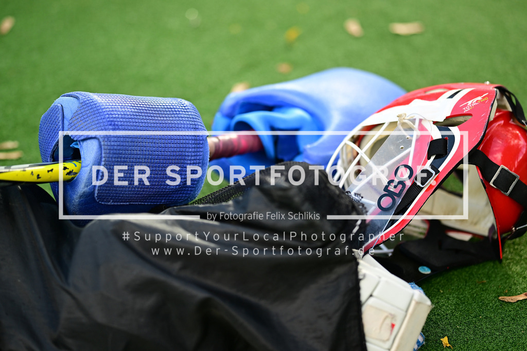 Hockey I Frauen I Saison 2023-2024 I 1. Bundesliga I Großflottbeker THGC - Rot-Weiss Köln I 17812 | Symbol, Symbolfoto, Symbolbild, Sinnbild, Bildsymbol, Darstellung, Signum: Hockey, Feldhockey, Torhüterin, Torhüter, Handschuh, Schläger, Hockeyschläger, Helm, Kopfschutz,  - Realized with Pictrs.com