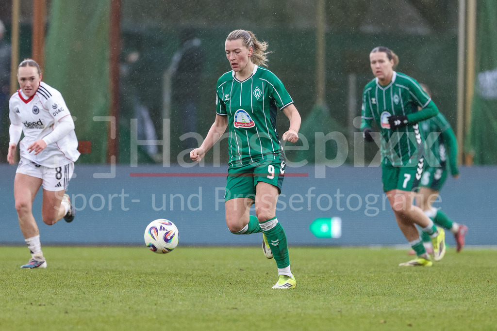 Fussball, Google Pixel Frauen-Bundesliga, SV Werder Bremen - Eintracht Frankfurt | Medina Desic (SV Werder Bremen, 9) am Ball, Einzelbild, Ganzkörper, Aktion, Action, Spielszene, DIE DFB-RICHTLINIEN UNTERSAGEN JEGLICHE NUTZUNG VON FOTOS ALS SEQUENZBILDER UND/ODER VIDEOÄHNLICHE FOTOSTRECKEN. DFB REGULATIONS PROHIBIT ANY USE OF PHOTOGRAPHS AS IMAGE SEQUENCES AND/OR QUASI-VIDEO.