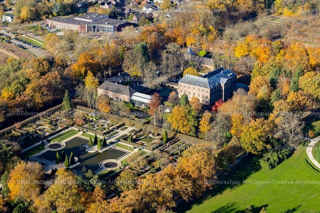 Luftbilder Arcen Limburg-7596 | Luftbildfotografie Herbstluftbild Wassergraben mit Wasserschloß Schloss Kasteeltuinen Arcen in Arcen in Limburg, Niederlande - Realisiert mit Pictrs.com