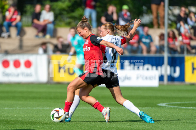 20240915NSZ_5944 | Zweikampf v.l. Kristin Kögel (Bayer Leverkusen,No.11) und Lisanne Gräwe (Eintracht Frankfurt,No.08)DEU, Leverkusen, 15.09.2024 Fußball, Google Pixel Frauen-Bundesliga, Saison 2024/2025, Bayer 04 Leverkusen - Eintracht Frankfurt - Realisiert mit Pictrs.com