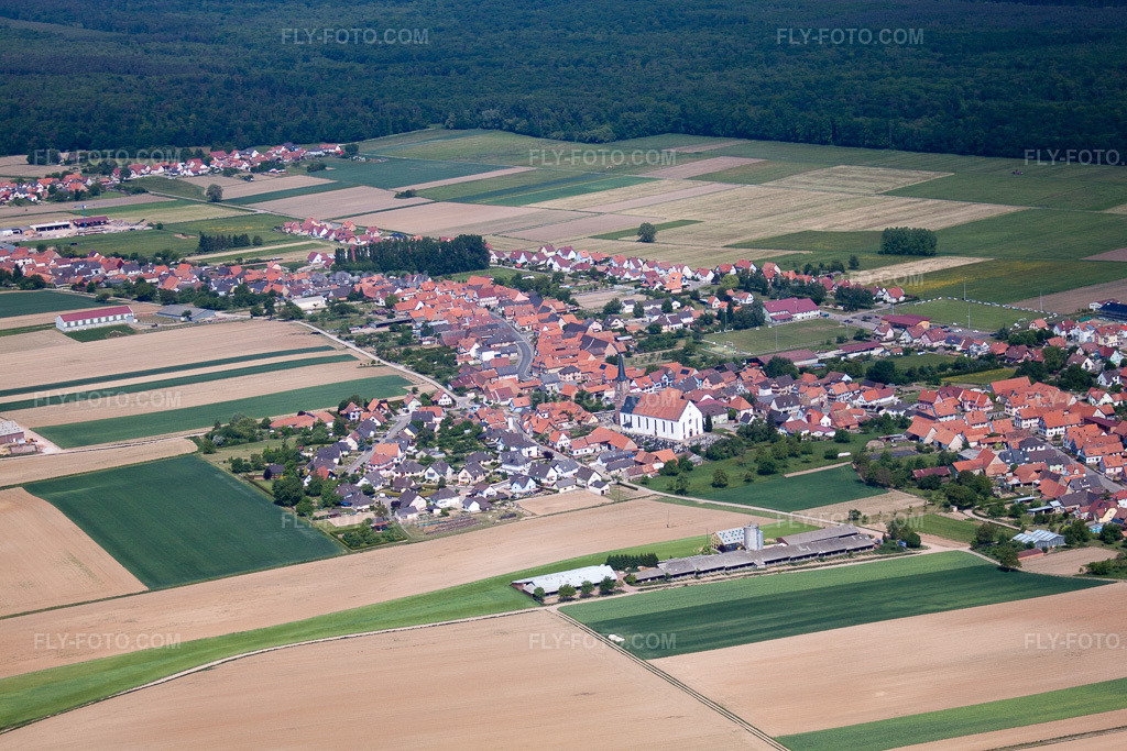 Aerial view: View of the town in Salmbach in the state Bas-Rhin, France. – Photo: IMG_40963(40942).jpg taken on 05/08/2011 by Werner Riehm/FLY-FOTO.com – Resolution of the original: 4752 x 3168 px