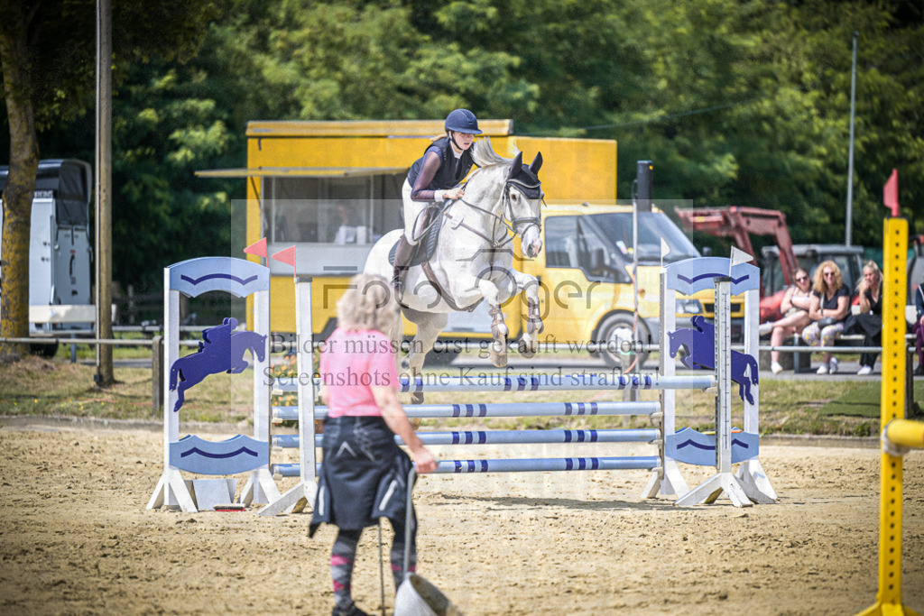DOS_2258 | Entdecke hochwertige Reitturnierfotos von Foto Oger. Professionell, emotional und authentisch – jetzt Lieblingsmomente im Shop bestellen.Deutschlandweite Turnierfotografie. - Realisiert mit Pictrs.com
