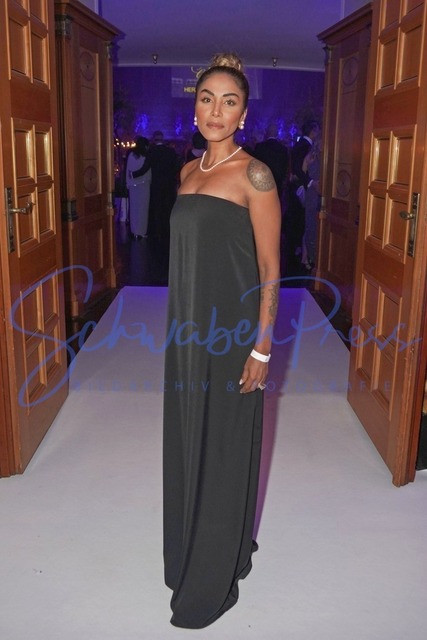 DSC09466 |  Sabrina Setlur - 11. VITA Charity Gala
Im Friedrich-von-Thiersch-Saal im Kurhaus von Wiesbaden fand die VITA Charty Gala mit Dinner, Award, Tombola und Unterhaltung statt.
Deutschland, Wiesbaden, Kurhaus, 22.10.2022