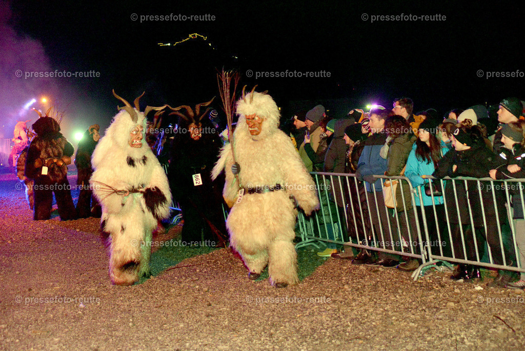 news-2022-Dez03-Krampusumzug-Reutte-WTV_5872 | Info aus dem Bezirk Reutte/Ausserfern Tirol sowie eine umfangreiche Bilddatenbank über die gesamte Region: Lechtal, Talkessel Reutte, Tannheimertal, Zwischentoren. Lech, Plansee, Zugspitze, Grenztunnel, B179, Fernpassstraße, Verkehr, Lawinen, Tradition, - Realisiert mit Pictrs.com