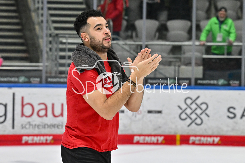 Augsburger Panther - Nürnberg Ice Tigers | Die Spieler der Panther feiern zusammen mit ihren Fans den Heimsieg gegen Nuernberg / DEL: Augsburger Panther - Nuernberg Ice Tigers, Curt Frenzel Stadion am 03.01.2025 / Nicholas BAPTISTE (Augsburger Panther 73) / Freisteller / Einzelfoto