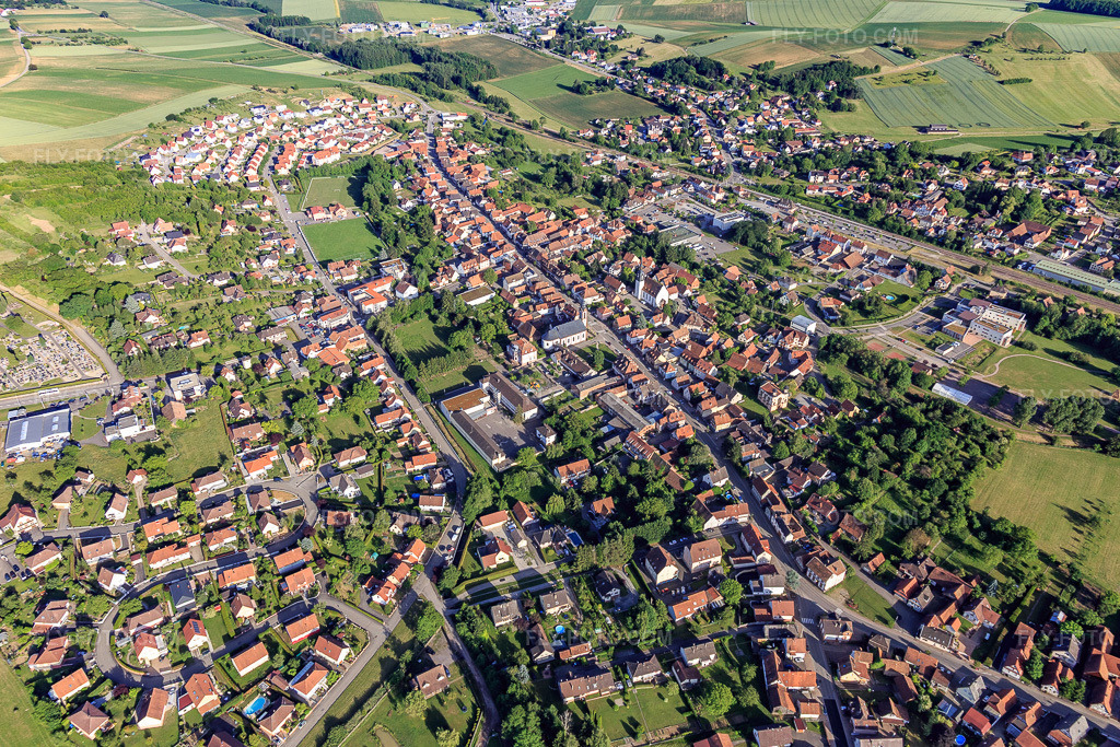 Aerial view: Overview of locations from the west in Soultz-sous-Forêts in the state Bas-Rhin, France. – Photo: IMG_100776.jpg taken on 06/08/2017 by Werner Riehm/FLY-FOTO.com – Resolution of the original: 5362 x 3574 px
