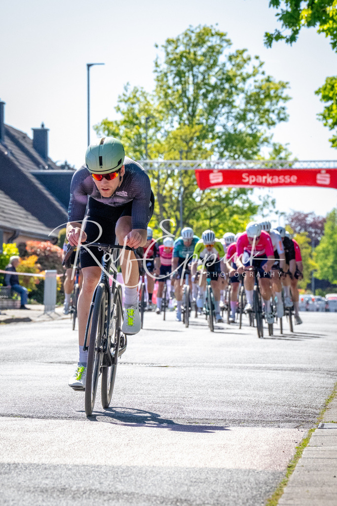 Spurt in den Mai 2026 - Großer Preis der Sparkasse Neuss | Annual one-day road cycling race "Großer Preis der Sparkasse Neuss" held in Büttgen, Germany, organized by VfR Büttgen 1912 e.V. The event features multiple races across all age categories from U11 youth to Elite men. - Realisiert mit Pictrs.com