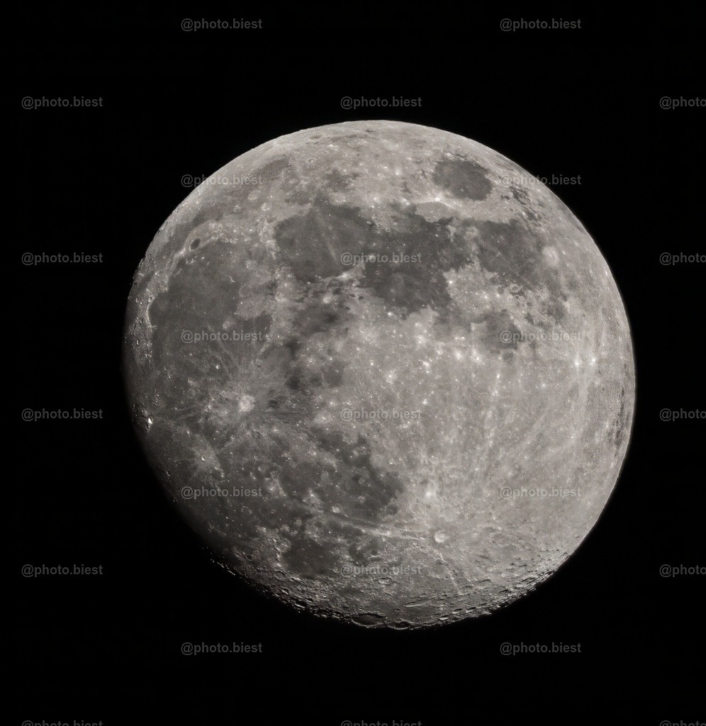 Der (fast) volle Mond | Der zunehmende Mond, kurz vor der "Vollendung". - Realisiert mit Pictrs.com