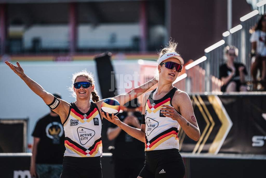 Beachvolleyball | Frauen | Queen and King of the Court | Hamburg | 01.06.2024 | v.l. Cinja Tillmann und Svenja Müller fröhlich