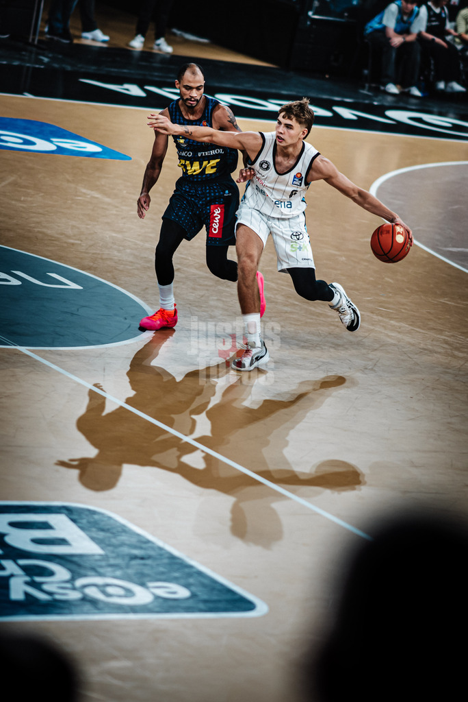 Basketball | Männer | Saison 2024/2025  | easyCredit Basketball Bundesliga | Testspiel | Veolia Towers Hamburg vs. EWE Baskets Oldenburg | 25.08.2024 | v.l. Geno Crandall (#9, EWE Baskets Oldenburg) und Leif Möller (#6, Hamburg Towers)