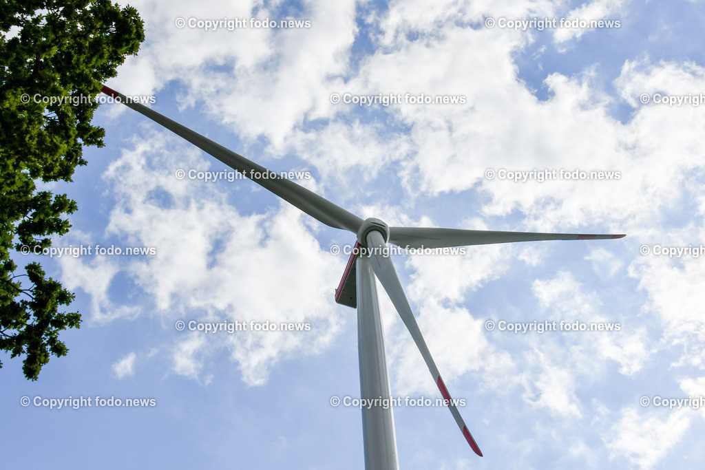 Deutschland_ Baden-Wuerttemberg_ Uhingen_ 27.08.2025-14 | 27.08.2025, Deutschland, GER, Baden-Wuerttemberg, Schurwald im Bild Themenbild, Windpark, Schurwald, Windkraft, erneuerbare Energie, Windraeder, Energiewende, Naturschutz, Buergerbeteiligung, Genehmigungsverfahren, Stromerzeugung, nachhaltige Energie, Landschaftseingriff, Projektentwicklung, Bauphase, Regionalplanung, Energieversorgung, Umwelteinfluss, Klimaschutz, Windenergieanlage, Feature, Symbolbild