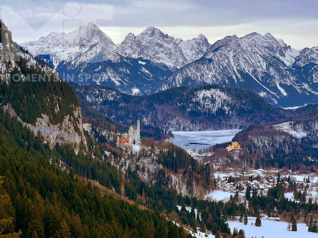mis_110914bf01.JPG | 30.01.2022,  Schwangau bei Füssen im Allgäu, Wintertag auf dem Wanderpfad zur Rohrkopfhütte,  am Wanderweg entlang hat man einen tollen Blick auf die Allgäuer Alpenkette und die Füssener Königsschlösser. - Realisiert mit Pictrs.com