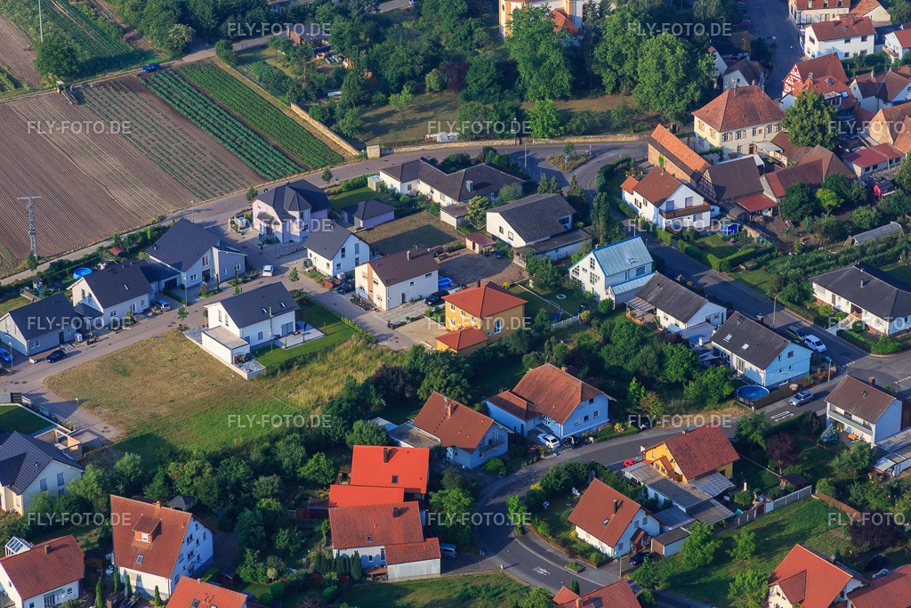 Im Pfarrgarten | Luftbild: Im Pfarrgarten in Zeiskam im Bundesland Rheinland-Pfalz in Deutschland. Foto: IMG_080615.jpg vom 12.06.2015 durch Werner Riehm/FLY-FOTO.de - Realisiert mit Pictrs.com