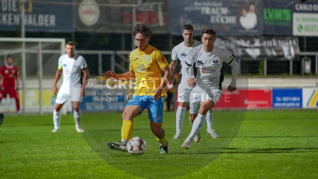 Fußball, Herren, Saison 2025/2026, Regionalliga Nordost, 4. Spieltag, FSV 63 Luckenwalde vs. BFC Preussen, Samstag 22.08.2025, Werner-Seelenbinder-Stadion Luckenwalde | Fußball, Herren, Saison 2025/2026, Regionalliga Nordost, 4. Spieltag, FSV 63 Luckenwalde vs. BFC Preussen, Samstag 22.08.2025, Werner-Seelenbinder-Stadion Luckenwalde, Im Bild: Max Hathaway (l. Luckenwalde) und Ole Hoch (r. Preussen) - Realisiert mit Pictrs.com