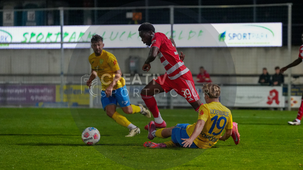 Fußball, Herren, Saison 2025/2026, Testspiel, Freundschaftsspiel, FSV 63 Luckenwalde vs. 1.FC Union Berlin, Mittwoch 08.10.2025, Werner-Seelenbinder-Stadion Luckenwalde, | Fußball, Herren, Saison 2025/2026, Testspiel, Freundschaftsspiel, FSV 63 Luckenwalde vs. 1.FC Union Berlin, Mittwoch 08.10.2025, Werner-Seelenbinder-Stadion Luckenwalde, Im Bild: v.l. Clemens Koplin (Luckenwalde), Derrick Köhn (Union) und Fritz Schröder (Luckenwalde) - Realisiert mit Pictrs.com