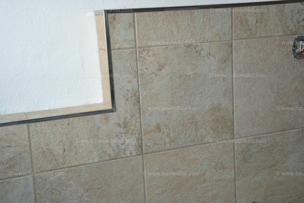 bib-lg21-fliesenlegerarbeiten-0099 | Nach LV-Leistungsgruppen sortierte Detailfotos über den Bau eines Hauses. Alle Hausbau-Bilder direkt vom Urheber und Autor der Website Haus-Selber-Bauen.com