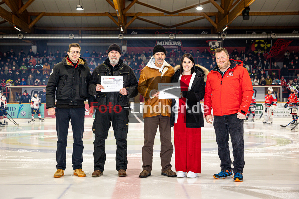 TSV Peißenberg MINERS gegen VfE Ulm/Neu Ulm DEVILS | Eishockey Bayernliga Herren Vorrunde 2024/25, TSV Peißenberg MINERS gegen VfE Ulm/Neu Ulm DEVILS, 20250105,Spendenübergabe,2025-01-05 in Peißenberg (Eisstadion Peißenberg)Copyright: WolfgangxLindner foto-lindner.de
