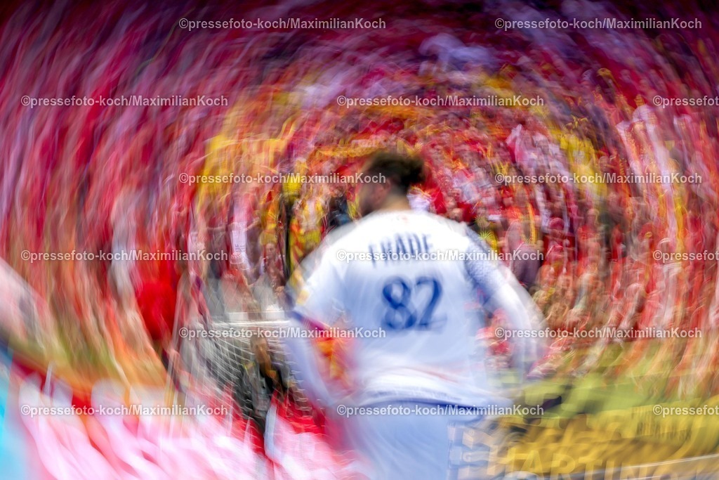 EHF18012601017 | 18.01.2026, Handball, Men's EHF EURO 2026, Portugal - Nordmazedonien, Jyske Bank Boxen in Herning, Dänemark, Preliminary Round: Dynamic Feature of the full Grandstand with spectators next to  Luis Diogo Sousa Frade (Portugal #82) 
