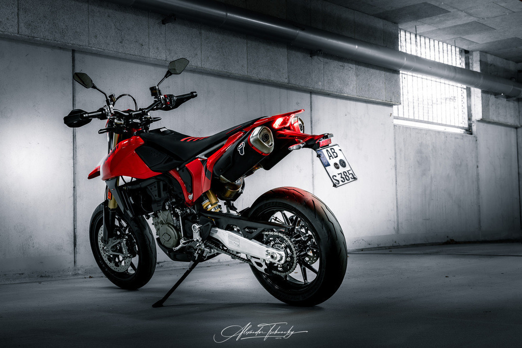Hypermotard 698 Mono | Entdecken Sie die faszinierende Welt von Alexander Tschuncky Arts: Kreative Fotografie, atemberaubende Automobilkunst und hochwertiger Bilderdruck. Lassen Sie sich inspirieren! - Realisiert mit Pictrs.com