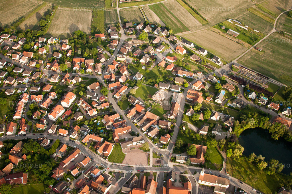 Vue aérienne: Champs agricoles et terres arables à Gambsheim dans le département Bas Rhin, France. Photo: IMG_28858.jpg prise le 14/06/2010 par Werner Riehm/FLY-FOTO.eu – Résolution de l'original: 4752 x 3168 px