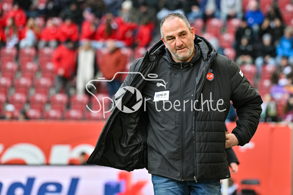 FC Augsburg - 1. FC Heidenheim | AUGSBURG, GERMANY - 15. FEBRUARY: im Bild Frank SCHMIDT Trainer 1. FC Heidenheim / Einzelfoto / Freisteller vor dem Bundesligamatch zwischen dem FC Augsburg und dem 1. FC Heidenheim am 22. Spieltag in der WWK-Arena / DFL REGULATIONS PROHIBIT ANY USE OF PHOTOGRAPHS AS IMAGE SEQUENCES AND/OR QUASI-VIDEO