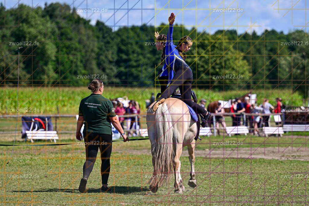 30 Jahre RFV Pulsnitz e.V., Pulsnitz am 09.08.2026 | 30Jahre Reit- und Fahrverein Pulsnitz e.V., Pulsnitz am 08.08.26, Zur 28. breitensportlichen Veranstaltung des RFV Pulsnitz e.V. fanden verschiedene Wettbewerbe in nahezu allen Disziplinen des Pferdesport statt.- Voltigier-Wettbewerb im Schritt - Realisiert mit Pictrs.com