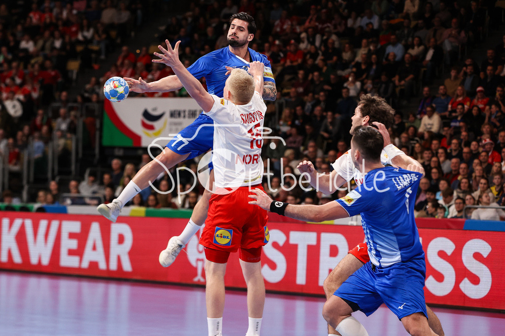 Griechenland - Dänemark | Savvas SAVVAS (GRE #77) im Duell mit Magnus Saugstrup JENSEN (DEN #15) / Zweikampf