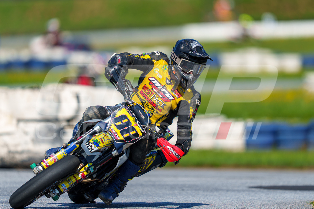 SuperMoto_Staatsmeisterschaft_Greinbach_200 | GRIPcapture steht für authentische Sportfotografie in Österreich – für Momente, die mehr sind als Geschwindigkeit oder Ergebnis. Es geht um Emotion, Spannung, Fokus und den Augenblick, der oft nur einen Wimpernschlag dauert.Ob Motorsport, Teamsport oder 
