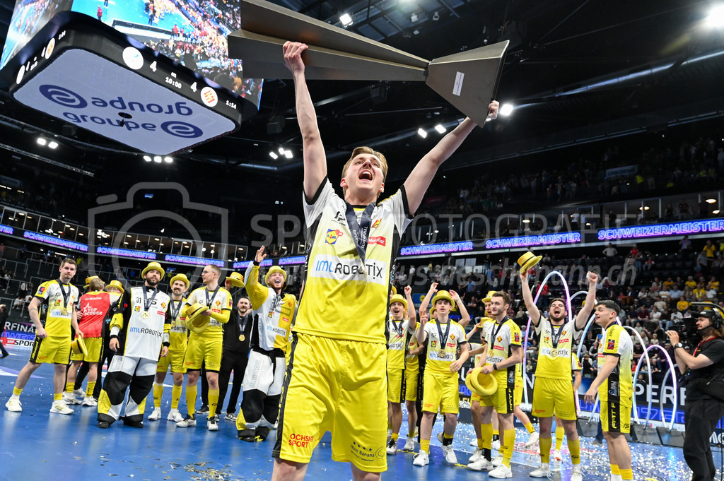 Zug United - HC Rychenberg - 25. April 2026 | Timo Graf (#91 HC Rychenberg Winterthur) mit Pokal am L-UPL Superfinal-Spiel zwischen Zug United und HC Rychenberg am 25. April 2026 in der BCF Arena, Fribourg, Schweiz.Bild: Sportfotografie Markus Aeschimann | www.markus-aeschimann.ch - Realisiert mit Pictrs.com
