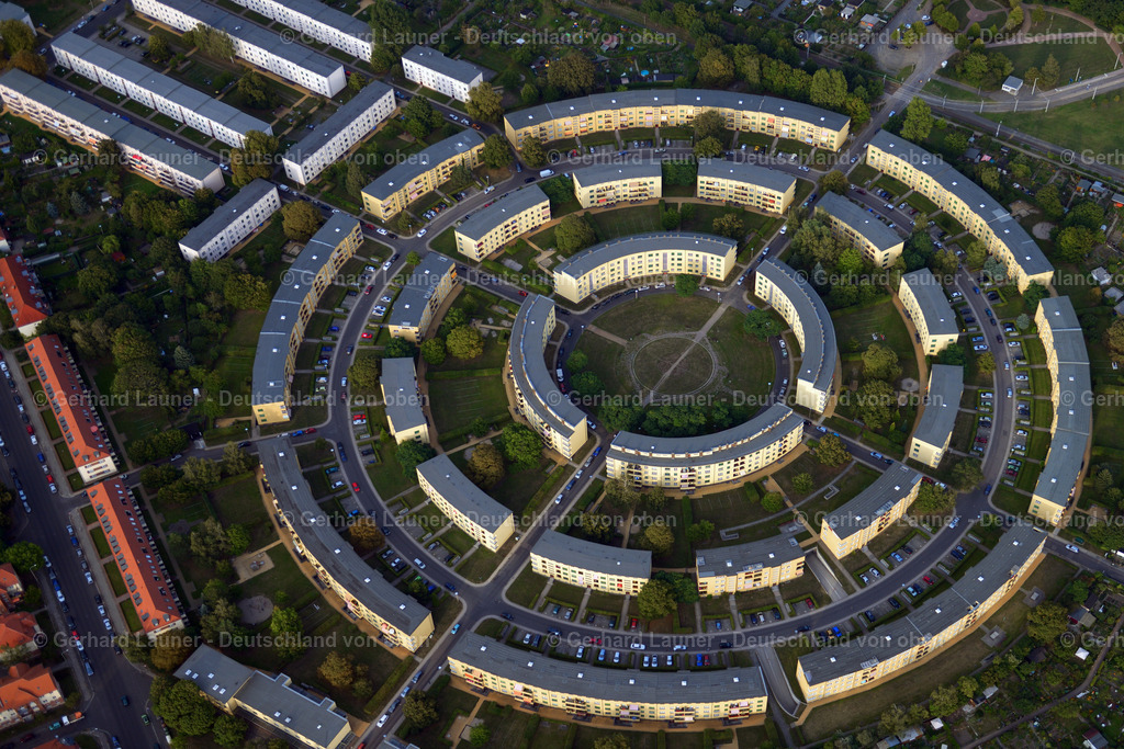 3293886 | LEIPZIG 14.09.2020 Wohngebiet einer Reihenhaus- Siedlung an der Nibelungensiedlung - Rundling im Architekturstil der Neuen Sachlichkeit am Siegfriedplatz - Nibelungenring im Ortsteil Lößnig in Leipzig im Bundesland Sachsen, Deutschland. Weiterführende Informationen bei: Leipziger Wohnungs- und Baugesellschaft mbH. // Residential area a row house settlement Nibelungensiedlung - Rundling on Siegfriedplatz - Nibelungenring in the district Loessnig in Leipzig in the state Saxony, Germany. Further information at: Leipziger Wohnungs- und Baugesellschaft mbH. Foto: Gerhard Launer
