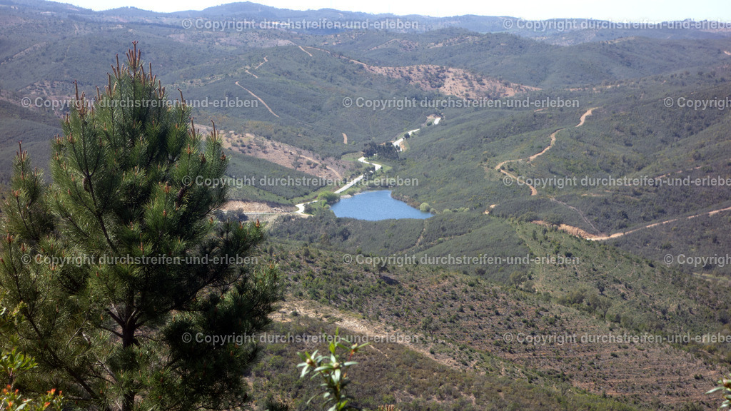 Blick auf Gewässer und Berge bei Sarnadinha, Serra do Caldeirão Algarve | Blick auf Gewässer und Berge bei Sarnadinha, Serra do Caldeirão Algarve - Realisiert mit Pictrs.com