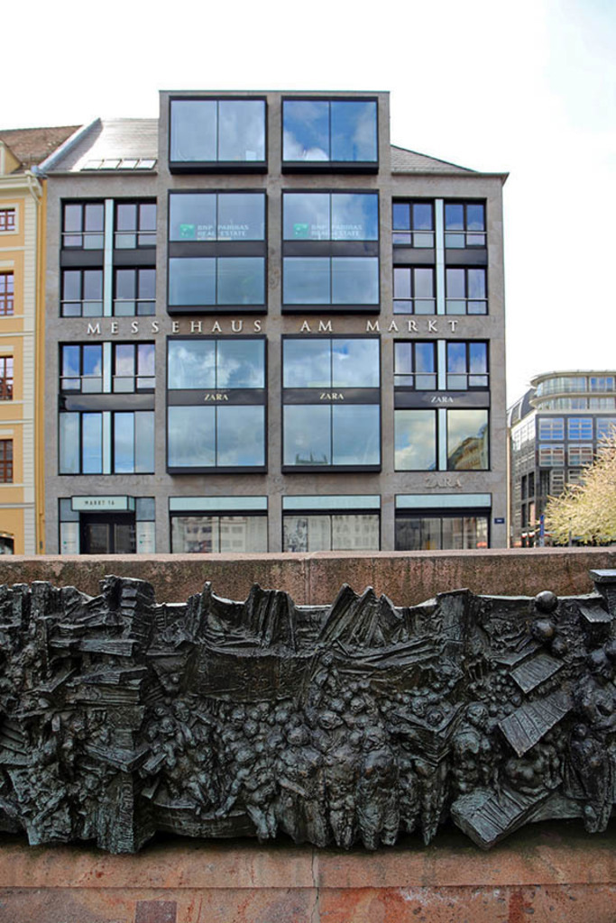 Foto: Leipzig - Gedenkrelief Markt | Das Team hinter BILDLEXIKON LEIPZIG bündelt historische wie aktuelle Informationen über die Stadt Leipzig in Text und Bild auf einer Plattform und stellt diese der interessierten Öffentlichkeit zur Verfügung.