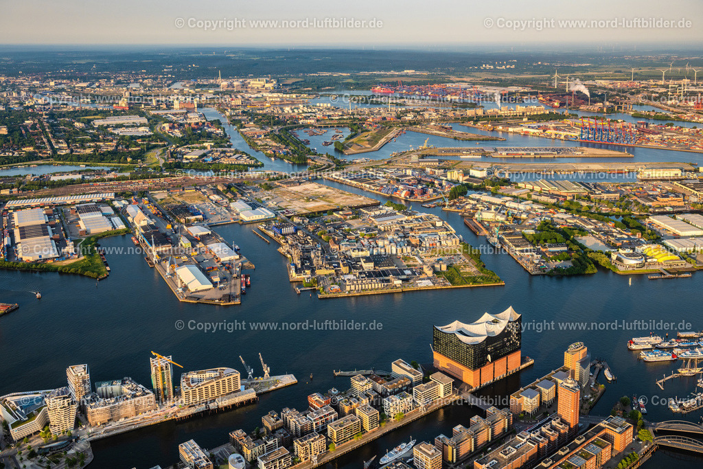Hamburg_Elbphilharmonie_ELS_3160050623 | HAMBURG 05.06.2023 Elbphilharmonie am Ufer der Elbe in Hamburg. Das Konzerthaus- Gebäude im Stadtteil Hamburg-HafenCity befindet sich am Ufer der Elbe der Hansestadt. Weiterführende Informationen bei: HamburgMusik gGmbH - Elbphilharmonie und Laeiszhalle Betriebsgesellschaft,  ReGe Hamburg Projekt-Realisierungsgesellschaft mbH. // The Elbe Philharmonic Hall on the river bank of the Elbe in Hamburg. Further information at: HamburgMusik gGmbH - Elbphilharmonie und Laeiszhalle Betriebsgesellschaft,  ReGe Hamburg Projekt-Realisierungsgesellschaft mbH. Foto: Martin Elsen
