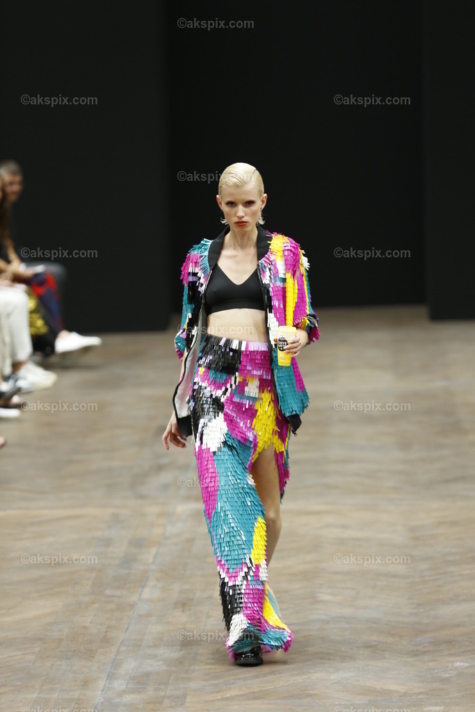 Kilian Kerner auf der  MBFW Spring/Summer 2023 | Mercedes-Benz Fashion Week (MBFW)  Frühling / Sommer 2023 im Hotel Telegraphenamt Berlin in Berlin-Mitte. Die Kollektionen von Kilian Kerner auf der MBFW Spring/Summer 2023. Das Bild zeigt Models mit der Kollektion von Kilian Kerner.