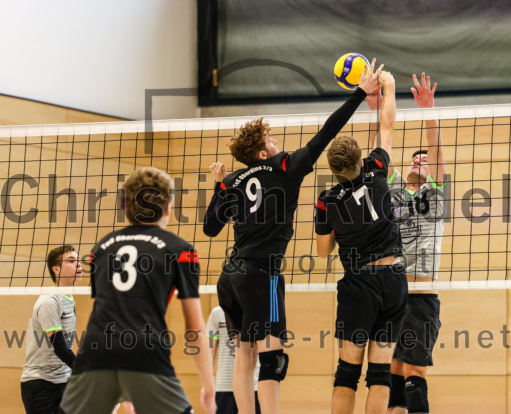 2021-11-27_075_TuS_Oberding_II_gegen_MTV_1881_Ingolstadt_III | Oberding, Deutschland, 27.11.2021:
Volleyball, Kreisliga 2021 / 2022, 5. Spieltag, TuS Oberding II gegen MTV 1881 Ingolstadt III, Endergebnis: 3:2

Karl Scholz (TuS Oberding, #3), Hayden Lorenz (TuS Oberding, #9), Christoph Stegemann (TuS Oberding, #7)

Foto: Christian Riedel / fotografie-riedel.net