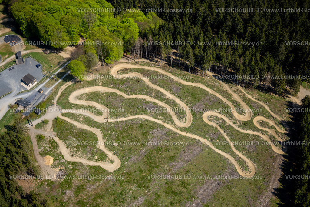 Schmallenberg240505090GreenHillBikePark | Luftbild, Green Hill Bikepark, Mountainbike-Trail am Ortsteil Gellinghausen, Serpentinen Abfahrt Gelände, umgeben von Wald, Wiesen und Feldern, Gellinghausen, Schmallenberg, Sauerland, Nordrhein-Westfalen, Deutschland