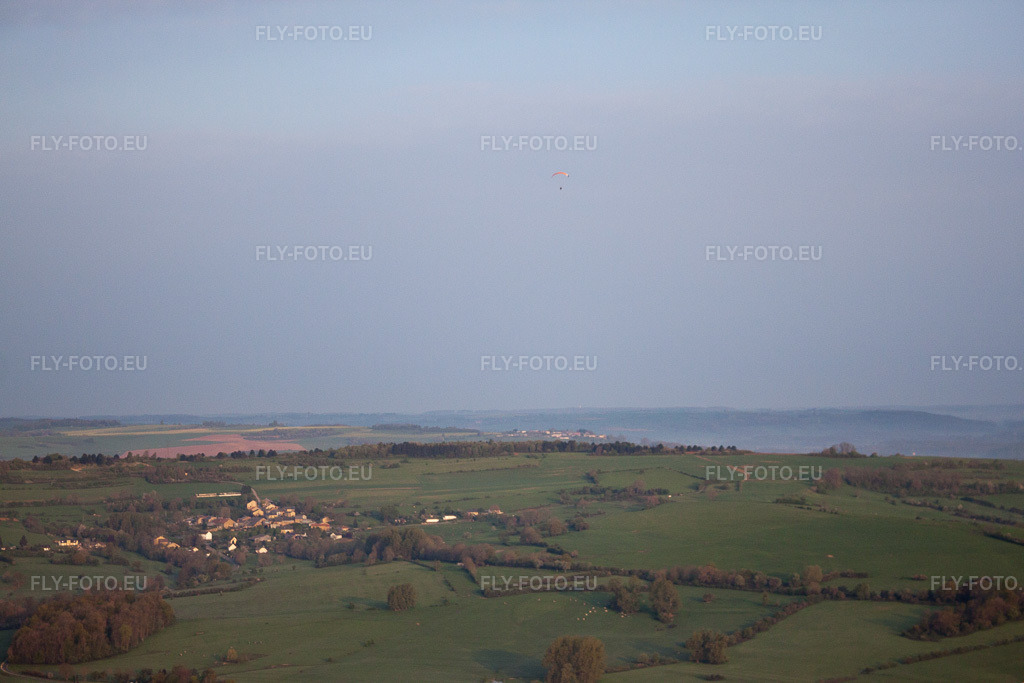 Vue aérienne: Vue de la ville à Prix-lès-Mézières dans le département Ardennes, France. Photo: IMG_39883.jpg prise le 17/04/2011 par Werner Riehm/FLY-FOTO.euRésolution de l'original: 4752 x 3168 px