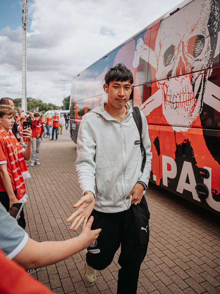 FCSP_YD-07682 | Der offizielle Shop für FC St. Pauli Fotos. Wähle aus Spielszenen & Fanmomenten dein FCSP Wunschformat. Wir liefern Millerntor-Atmosphäre.