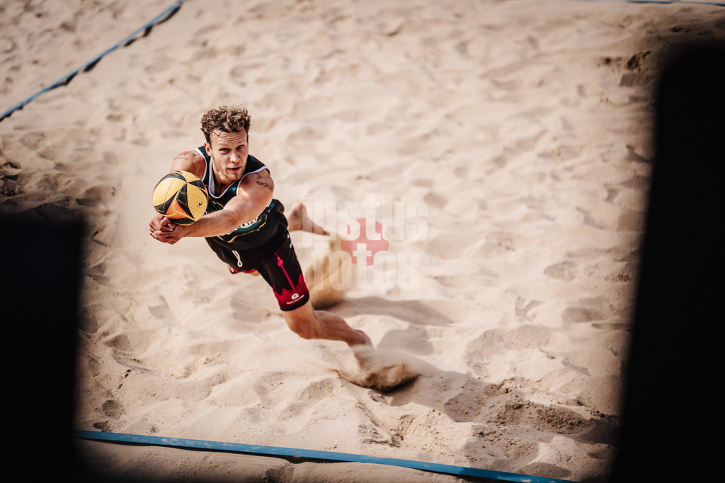 Beachvolleyball | Männer | Allianz German Beach Tour 2025 | Tourstop Berlin | 23.08.2025 | Eric Stadie-Seeber springt zum Ball