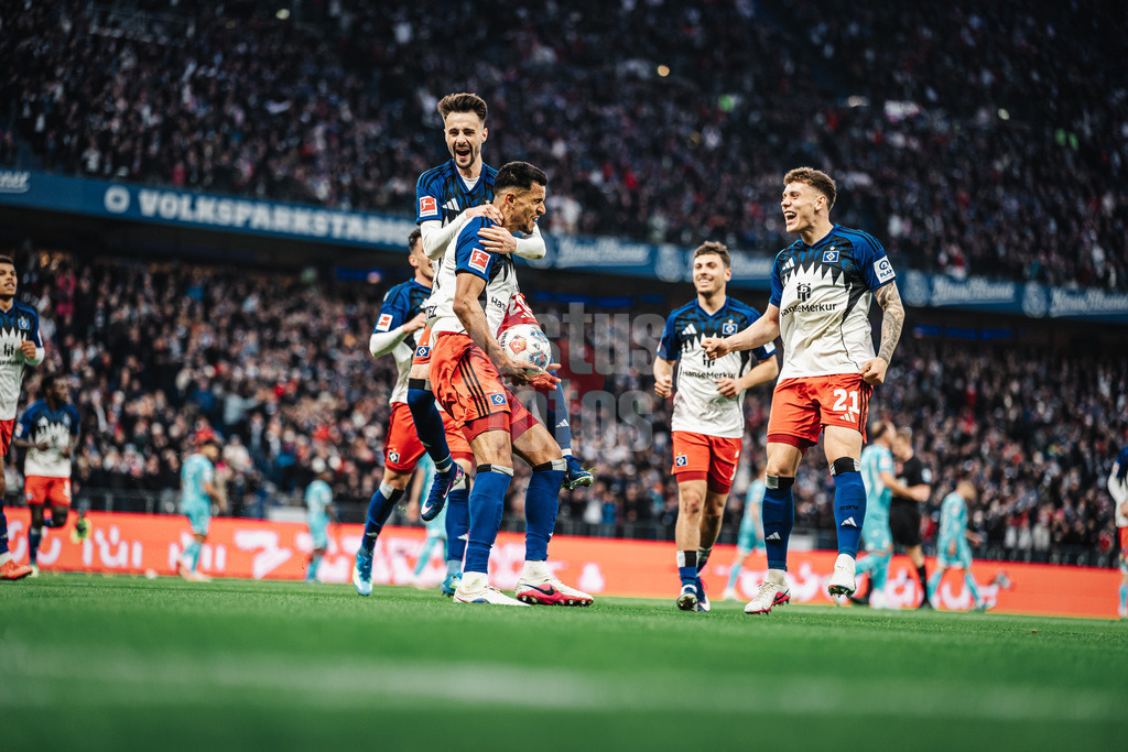 Fußball | Männer | Saison 2025/2026 | 1. Fußball-Bundesliga | 31. Spieltag | Hamburger SV vs. TSG Hoffenheim | 25.04.2026 | Torjubel Robert Glatzel (#9, HSV) mitte mit Fabio Daniel Ferreira Vieira (#20, HSV) links und Nicolai Remberg (#21, HSV) rechts