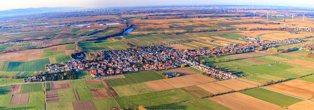 Luftbild: Panorama der Dorfansicht im Viehstrich aus Südosten in Freckenfeld im Bundesland Rheinland-Pfalz in Deutschland. Foto: IMG_38824-Pano.jpg vom 20.03.2011 durch Werner Riehm/FLY-FOTO.deAuflösung des Originals: 8667 x 3039 px