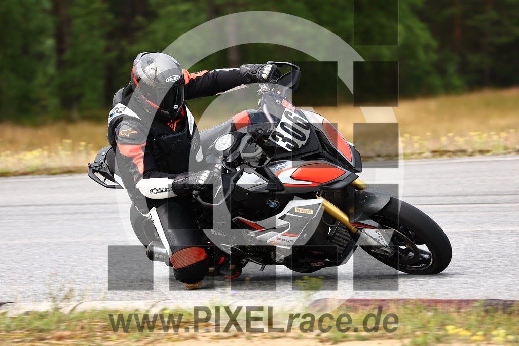 0306-20250714_01307 | Schöne Erinnerungen an spannende Momente - das festzuhalten ist unser Job. PIXELrace.de ist seit 2003 auf den Rennstrecken Europas unterwegs um die Action draußen beim Fahren und die wunderbare Stimmung imm Fahrerlager für euch einzufangen.