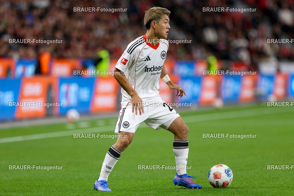 Bayer 04 Leverkusen vs Eintracht Frankfurt - Bundesliga  | Leverkusen, Deutschland, 12.09.25:   Ritsu Doan (Eintracht Frankfurt) in Aktion am Ball, Einzelaktion waehrend des Spiels der Bundesliga zwischen  Bayer 04 Leverkusen vs Eintracht Frankfurt in der BayArena(Foto von Brauer-Fotoagentur / Adrian Schlueter)