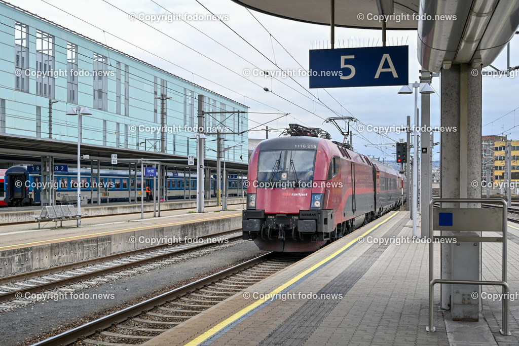 Hauptbahnhof Linz_ Bahnhofshalle_ Bahnsteig_ 26.12.2023-42 | 26.12.2023, Hauptbahnhof Linz, AUT, Bahnhofshalle und Bahnsteig, im Bild Bahnhofshalle, Bahnsteig, Zug, Fahrgaeste, Ticket, Ticketautomat, OEBB, Reisende, Gepaeck, Railjet, Westbahn, ICE, DB, Schild, Anzeigetafel, Linz