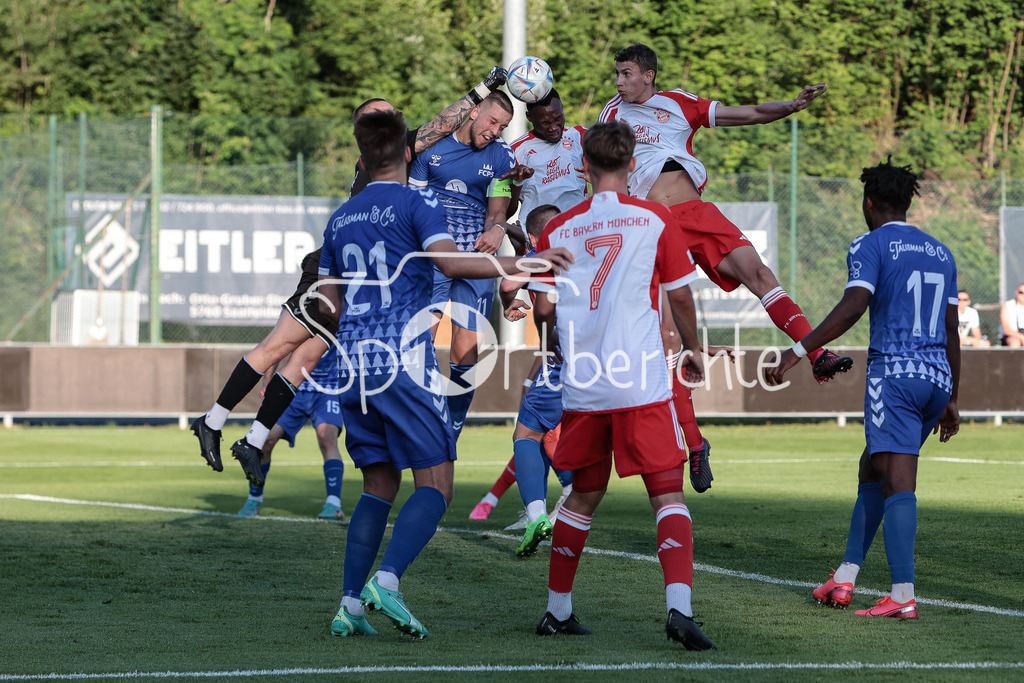 FC Pinzgau Saalfelden - FC Bayern Amateure | Die Hausherren koennen in letzter Sekunde vor Benddickt WIMMER (FCB #5) klaeren