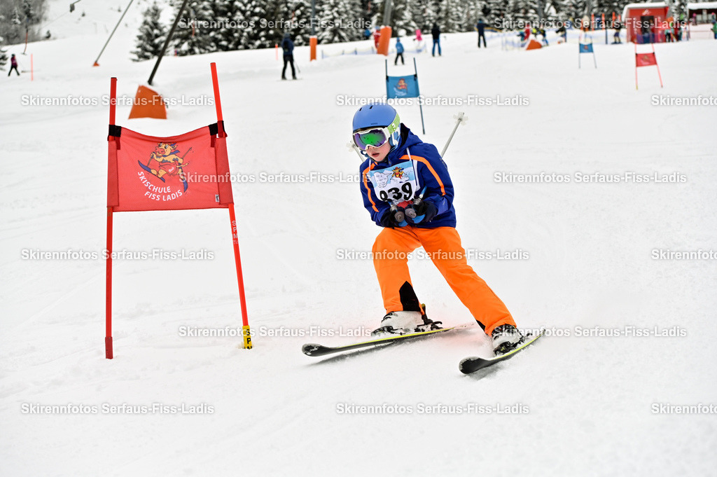 SRF_20.02.2026_1036 | Skirennfotos,Serfaus,Fiss,Ladis,Kinderskirennen,Winter,Tirol,Oberland,skirace,SFL,feelfree,weil wir's genießen,ski,Ski,skifahren,Sonnenplateau, - Realisiert mit Pictrs.com