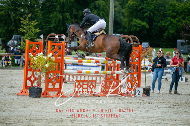 IMG_5619 | Deine Turnierfotos vom Reitturnier online kaufen: Dressur, Springen & Siegerehrung. Professionelle Pferdefotografie aus dem Rheinland – als Download & Print.Alternative: Turnierfotograf für den Pferdesport: Finde deine Fotos von Dressur- und Springturnier