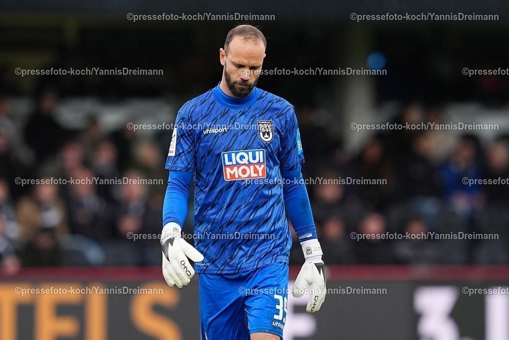 xYDRx25102501041 | 25.10.2025, xydrx, Fußball, 3.Liga, SC Verl - SSV Ulm 1846, Saison 2025 2026, Sportclub Arena: Christian Ortag (SSV Ulm 1846 #39) schaut enttäuscht zu Boden  DFB regulations prohibit any use of photographs as image sequences and or quasi-video.