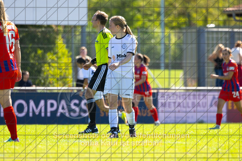 20260906_123608_0299_(c)_by_PhotoPeet | #,1.FC Donzdorf (weiß) vs. 1.FC Heidenheim 1846 (rot), Fußball, Frauen-Verbandspokal Gruppe 2, 2. Runde, Saison 2026/2027, Rasenplatz Lautertal Stadion, Süßener Straße 16, 73072 Donzdorf, 06.09.2026 - 11:00 Uhr,Foto: PhotoPeet / Sport- &amp; Eventfotografie / Peter Harich